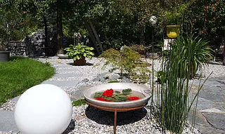 Garten mit Designelementen